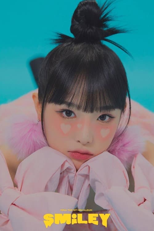 Plakat: Yena Smiley Showcase  ˣ  ‿  ˣ