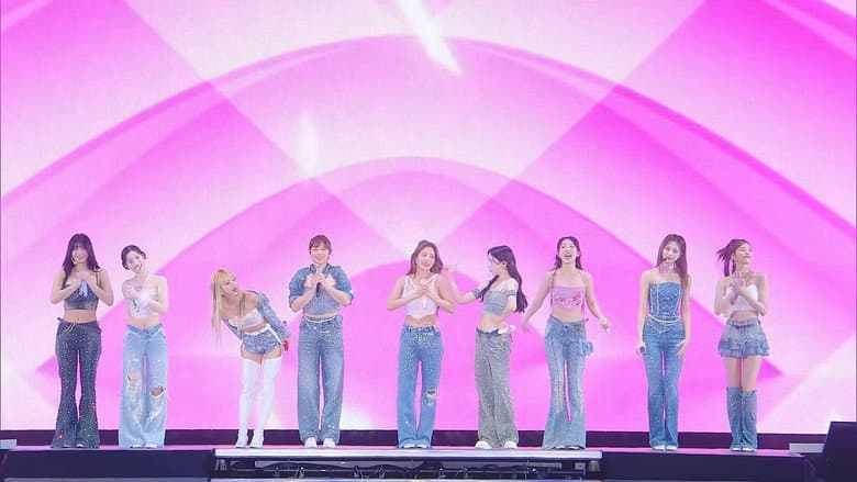 Kadr z TWICE 5TH WORLD TOUR 'READY TO BE' in JAPAN