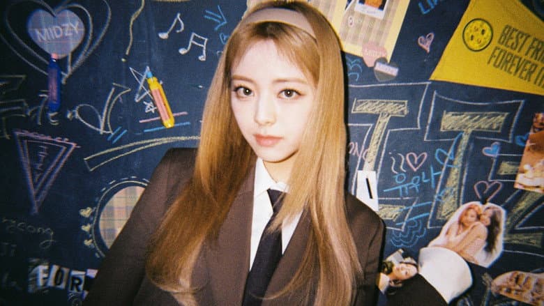 Kadr z ITZY 2023 Season's Greetings [Best Friends Forever]