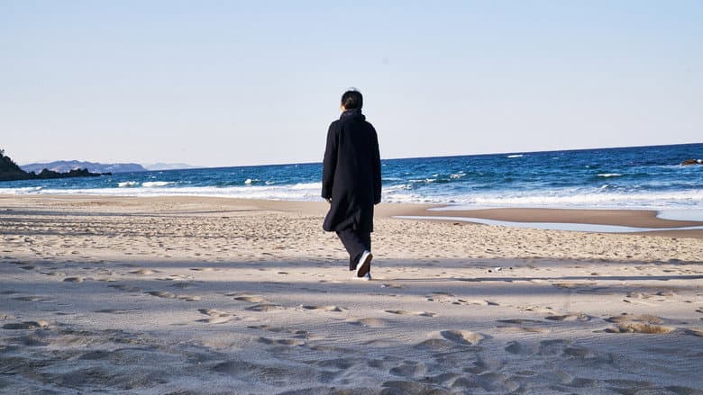 Kadr z Samotnie na plaży pod wieczór