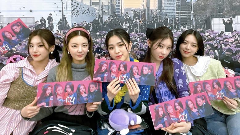 Kadr z ITZY 3RD ANNIVERSARY