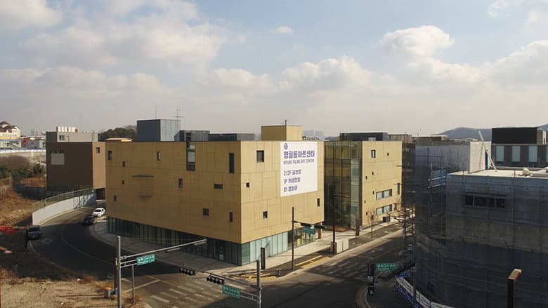 Kadr z Great Contract: Paju, Book, City
