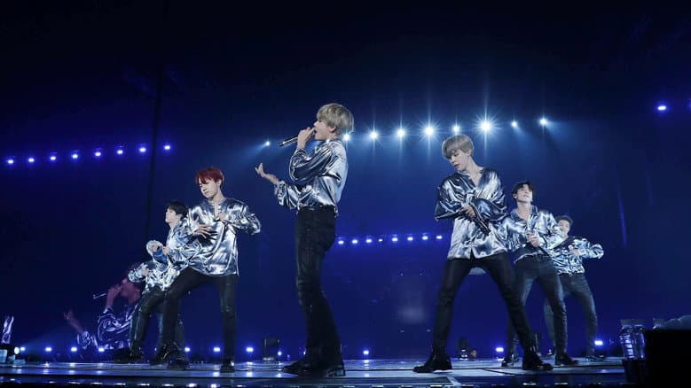 Kadr z BTS 2017 Live Trilogy EPISODE III THE WINGS TOUR THE FINAL Remastered
