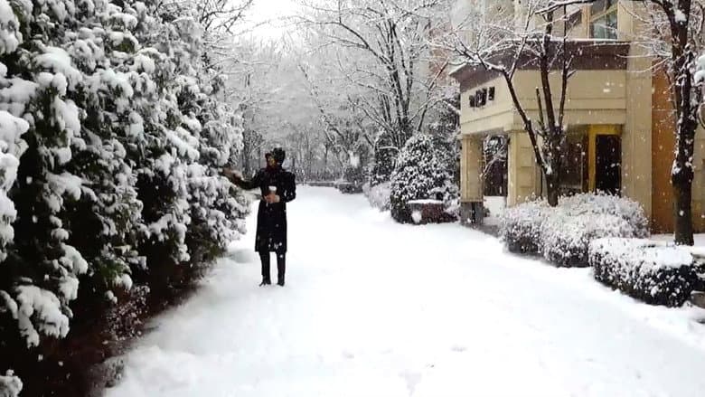 Kadr z It Snows on You