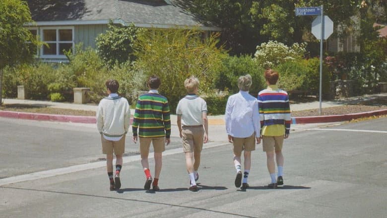 Kadr z TOMORROW X TOGETHER The First Photobook H:OUR