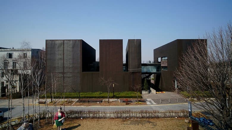 Kadr z Great Contract: Paju, Book, City