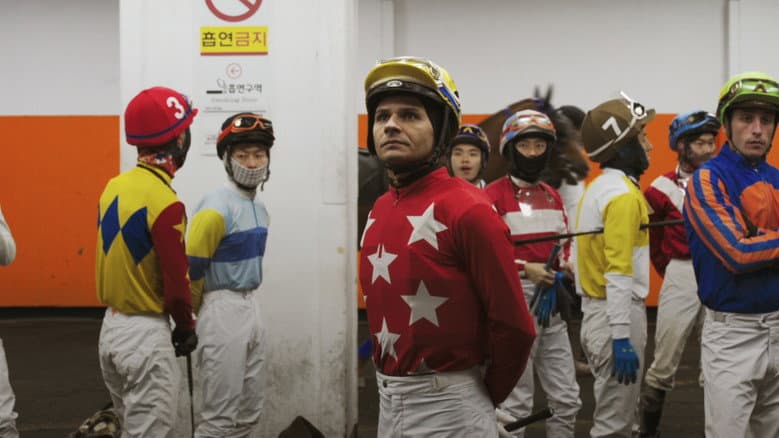 Kadr z Smiling Jockey