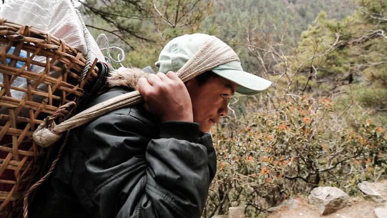 Kadr z 25-dollar Sisyphus: The Story of Himalayan Porters