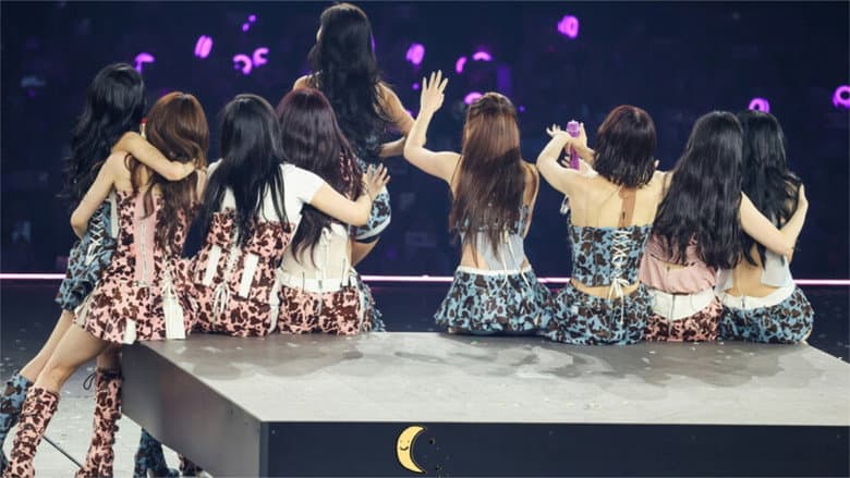 Kadr z TWICE WORLD TOUR [THIS IS FOR] in Incheon
