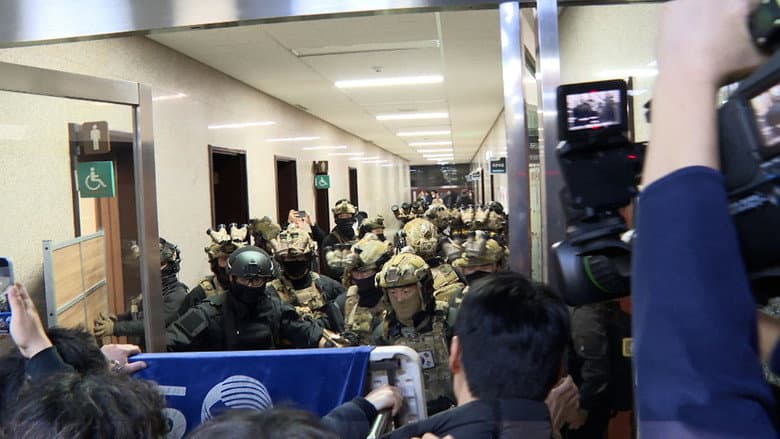 Kadr z Search and Seizure: The Rise of Insurrection